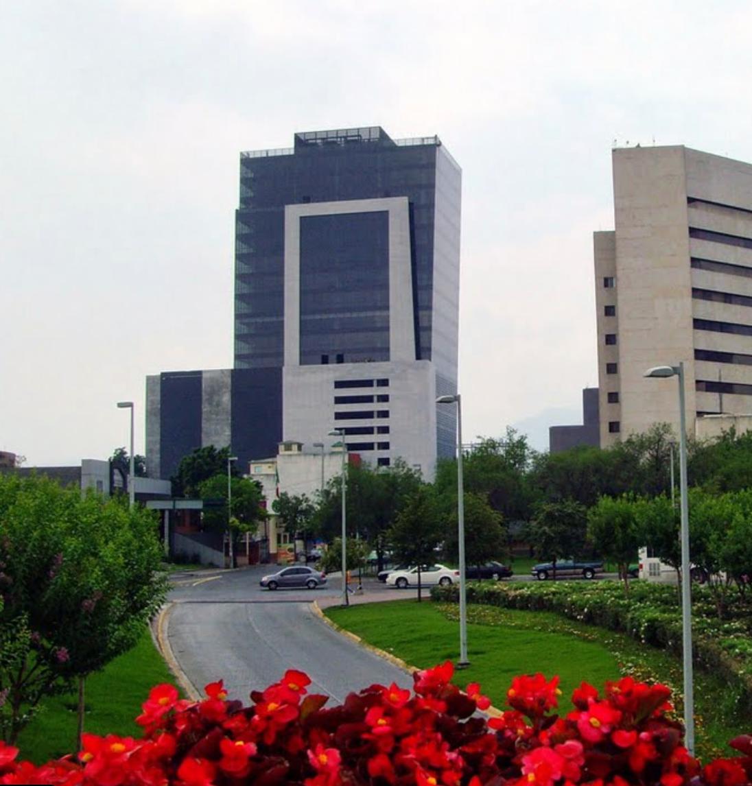 Renta de oficina semiacondicionada en Centro, Monterrey.