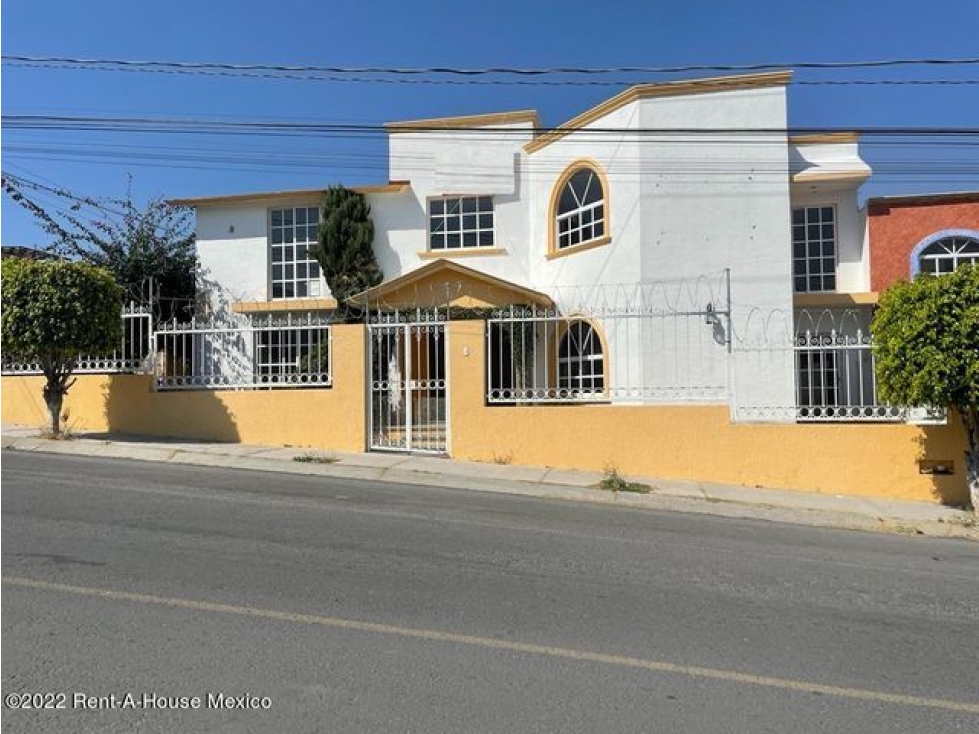VENTA - Casa de 6 recámaras, en esquina. San Juan del Río Centro